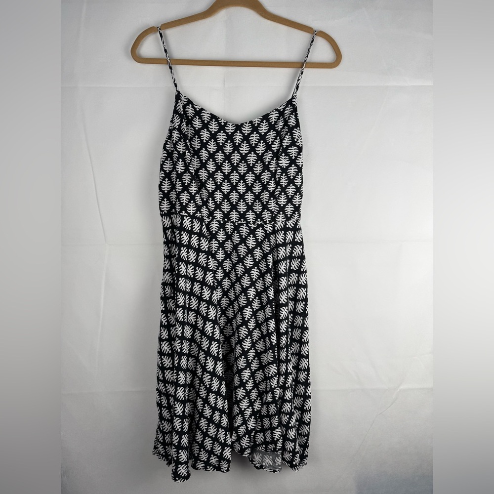 Old Navy Fit And Flare Cami Dress Spaghetti Strap Size L Black White Leaf Print